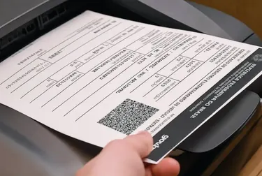 Atendente finalizando a impressão do CRLV-e para um cliente.